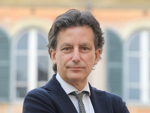 La toga rossa che tifa per le Ong