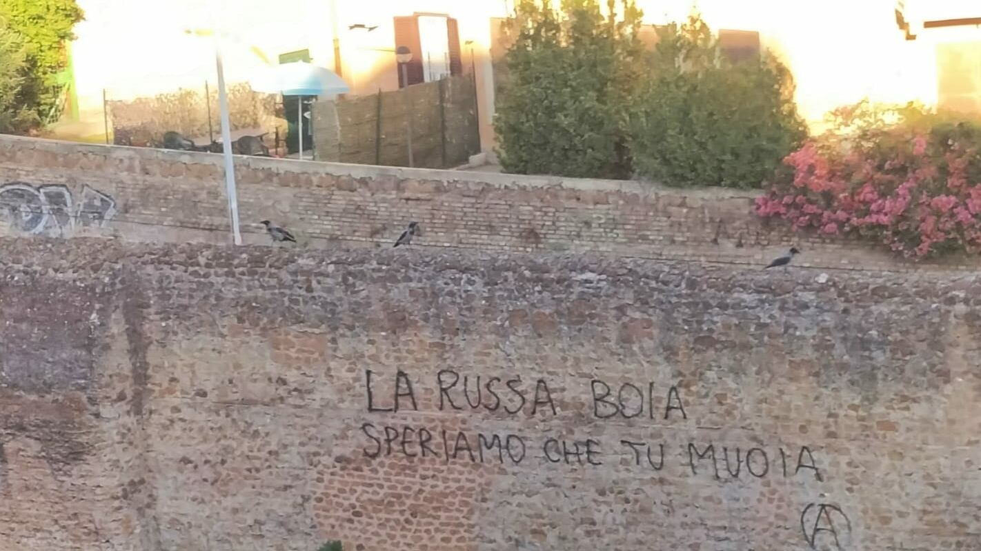 Ancora scritte contro La Russa: "Speriamo tu muoia"
