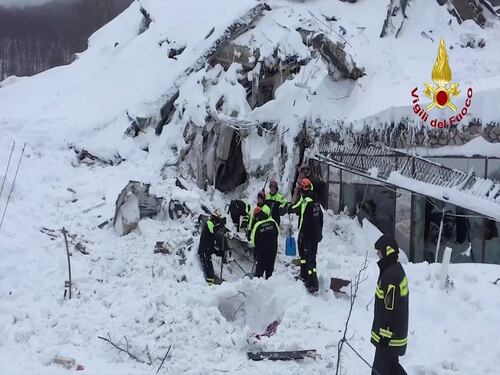Rigopiano, trovati due corpi nel caminetto trascinati della valanga