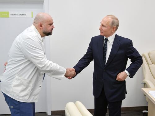 Covid-19, positivo un medico russo che ha strinse la mano a Putin