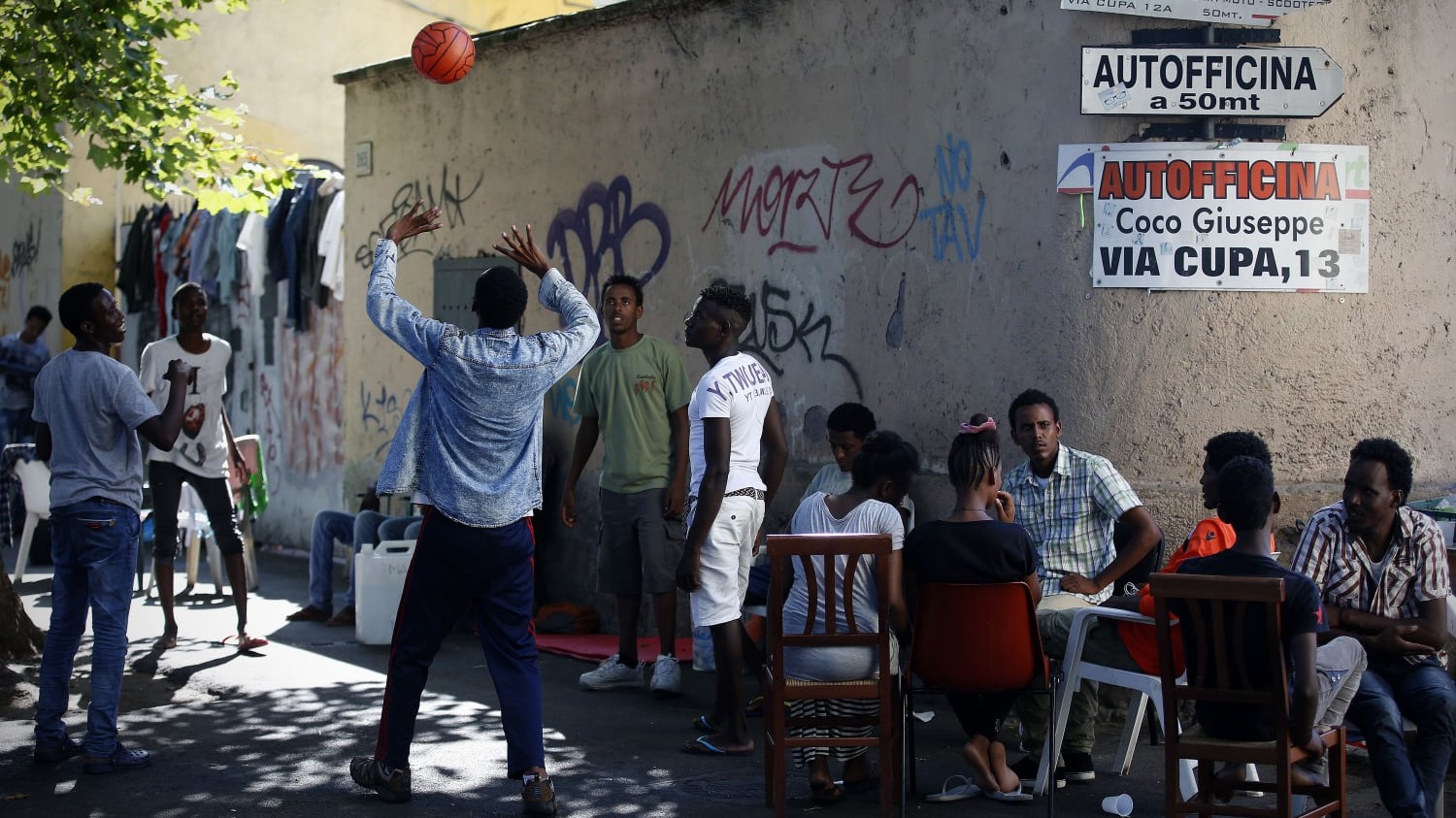 Immigrato minaccia: "Ho una bomba". E un italiano si immola