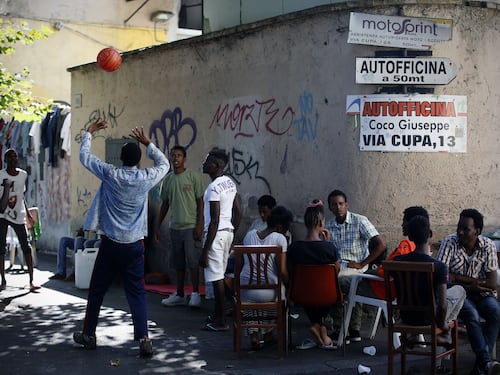 "Qui troppi simboli cristiani". Migranti scioperano a Lucca