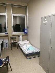 Coronavirus, materassi sul pavimento all'ospedale Sant'Andrea di Roma 3