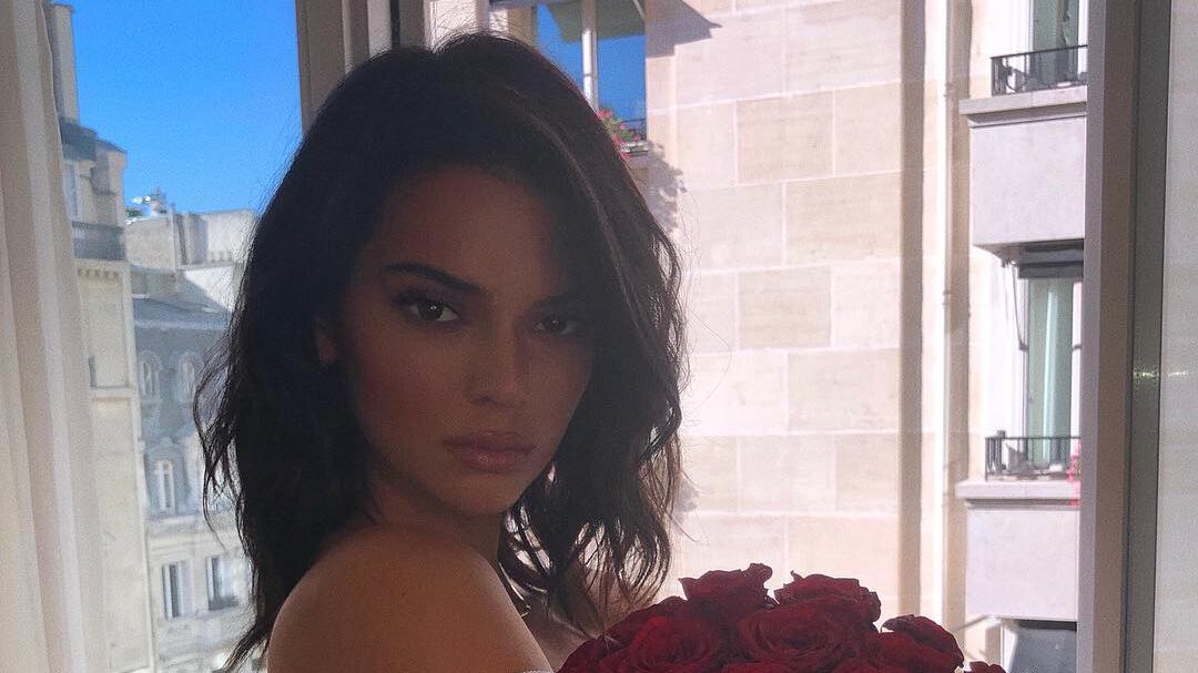 Kendall Jenner scappa da Brad Pitt