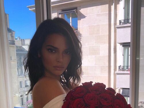 Kendall Jenner scappa da Brad Pitt