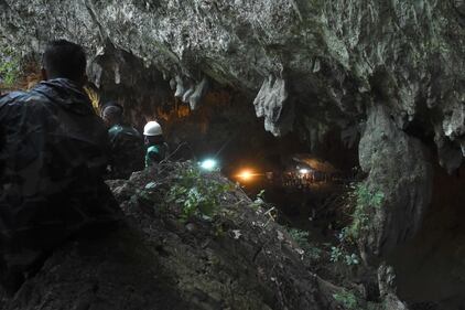 Thailandia, paura per 12 bambini intrappolati in una grotta 18