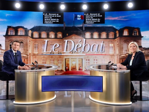 È il giorno del giudizio per Macron e Le Pen (all'ombra di Mélenchon)