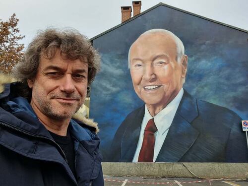 "Immenso": Alberto Angela a Nichelino per ammirare il murales dedicato al padre Piero