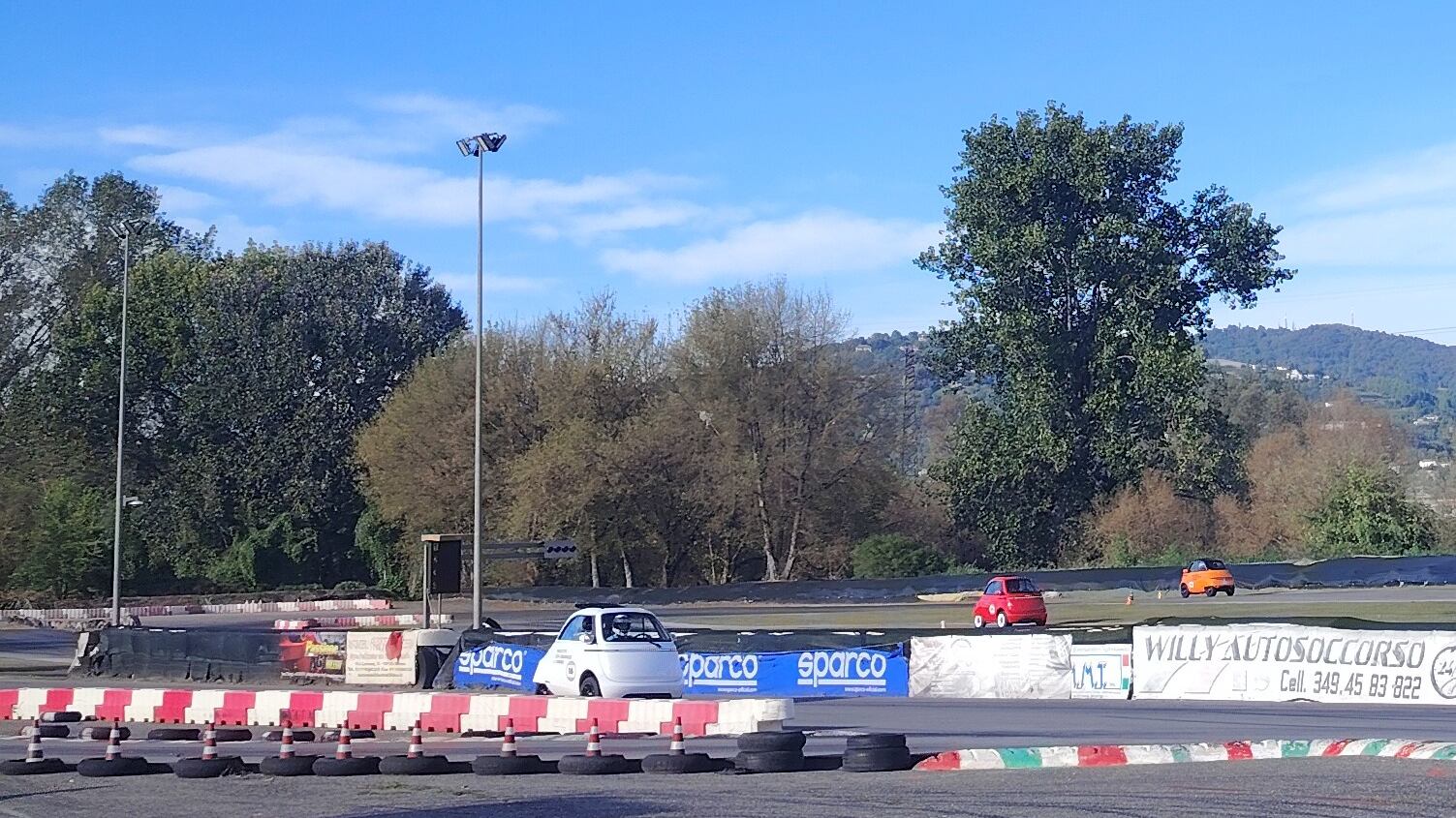 In pista a bordo della Microlino