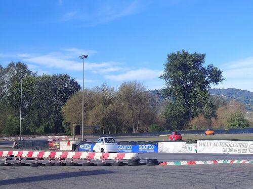 In pista a bordo della Microlino