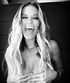 Rita Ora, topless su Instagram 14
