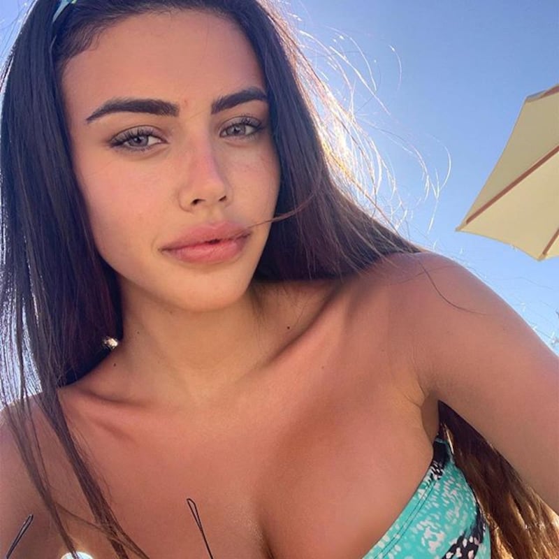 Michelly Sander conquista il web: gli scatti sexy di lady Petagna 9
