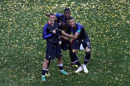 La Francia solleva la Coppa del Mondo: tutte le foto della festa  16