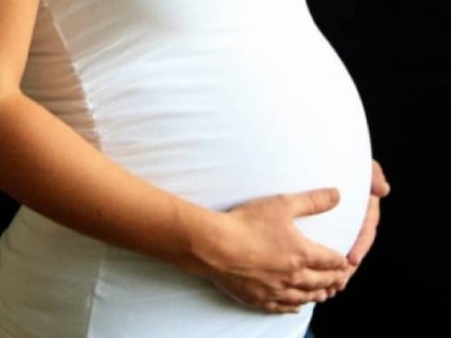 Giovane incinta minaccia il suicidio. Il ragazzo: "Buttati dal ponte"