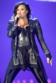 Demi Lovato hot in calze a rete 23
