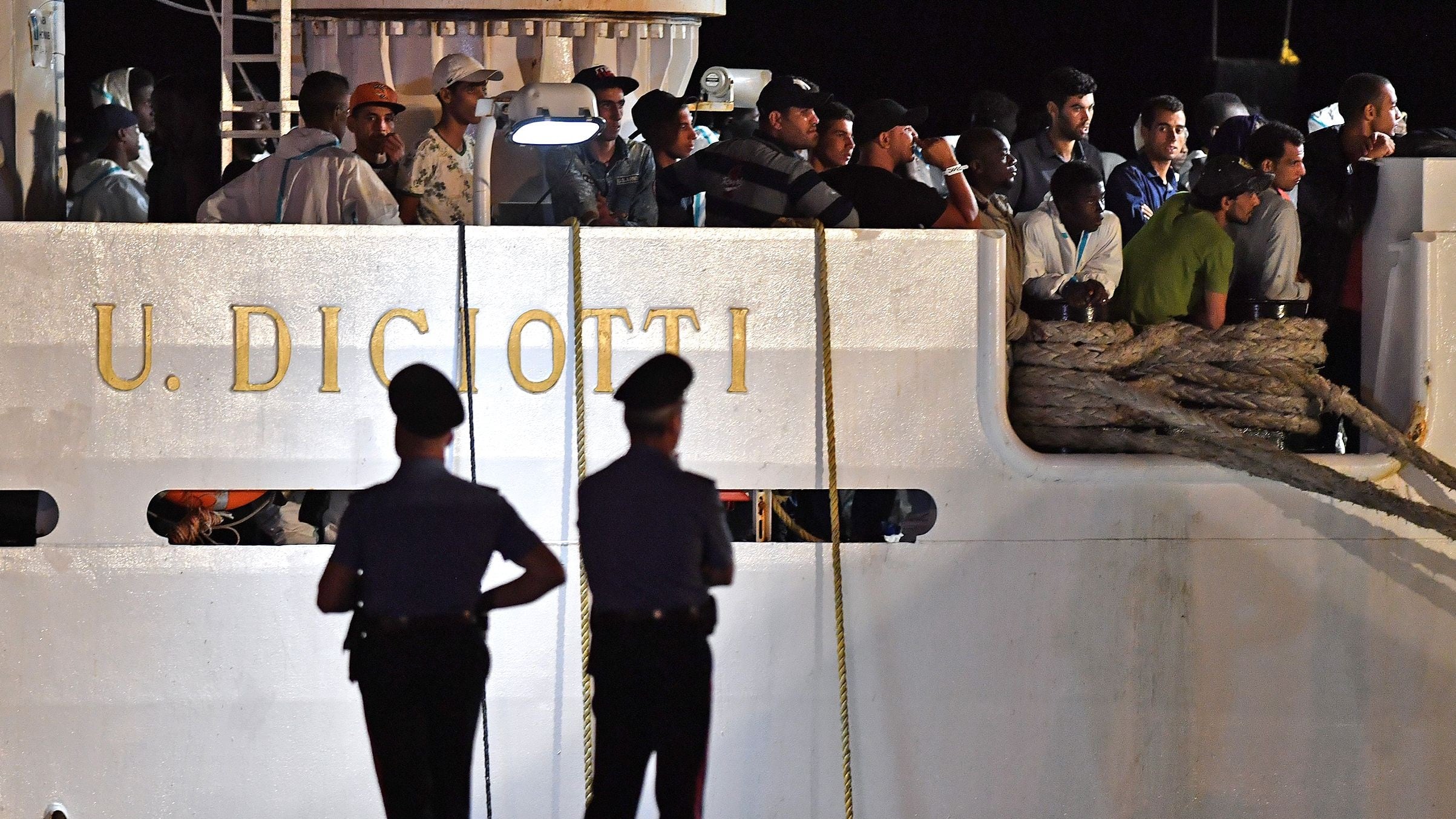 Diciotti, l'Ue rifiuta i migranti. Ma l'Italia non cede: "Non sbarca nessuno"