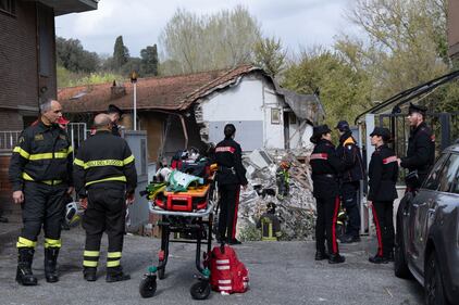 La palazzina crollata a Roma: vigili del fuoco lavorano tra le macerie 2
