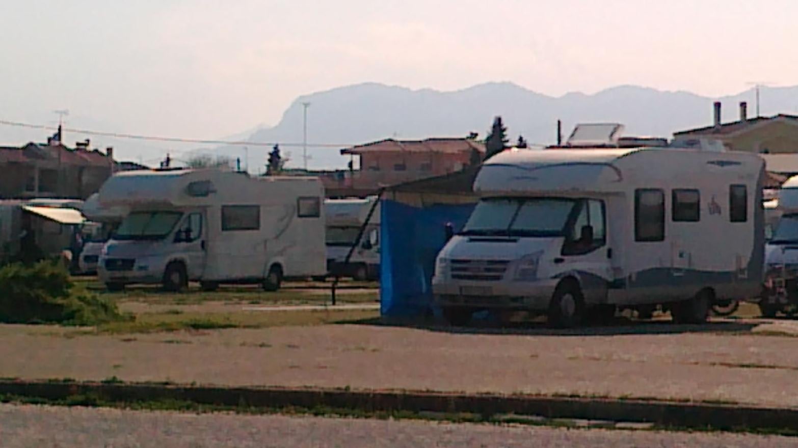 I greci in ginocchio si rifugiano nella favela