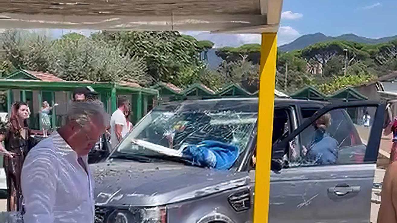 Suv fuori controllo sulla spiaggia: terrore a Forte dei Marmi