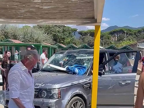 Suv fuori controllo sulla spiaggia: terrore a Forte dei Marmi