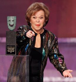 Addio ai Riccioli d'oro. Morta Shirley Temple  Nata il 23 aprile 1928 a Santa Monica, intraprese la carriera cinematografica all’età di sei anni, arrivando a girare quaranta film prima dei dodici 5