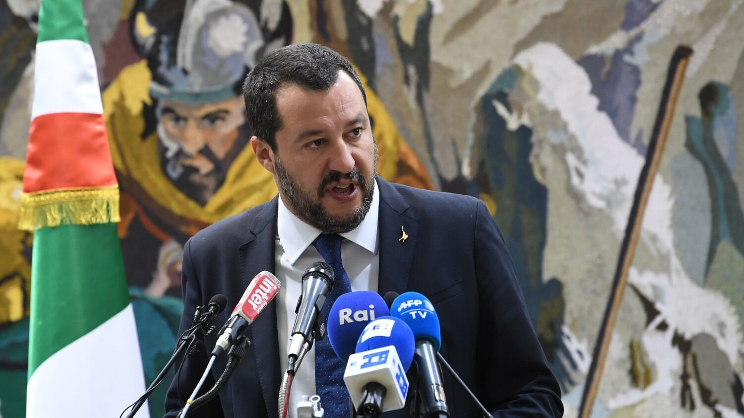 Salvini attacca la Raggi: "Buche e spazzatura, ci si aspetta qualcosa in più"