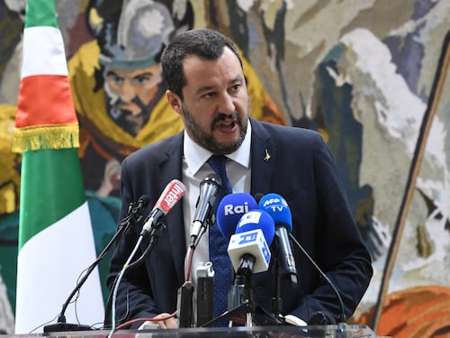 Salvini attacca la Raggi: "Buche e spazzatura, ci si aspetta qualcosa in più"