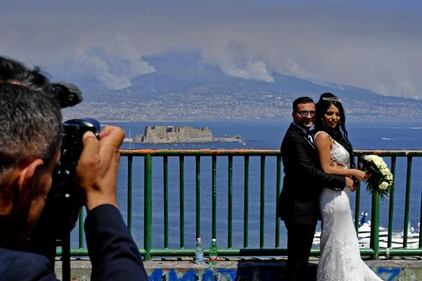 Incendio Vesuvio, le "brutte" foto-ricordo degli sposini 1