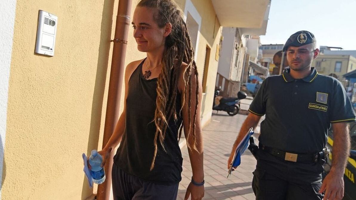 I francesi premiano la Rackete. Scoppia l'ira di Salvini