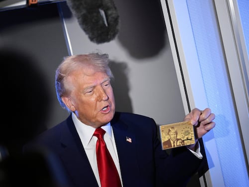 Trump a due facce: spiragli e linea dura sul futuro dei dazi. "Abbiamo più potere per le negoziazioni. È ora di arricchirsi"