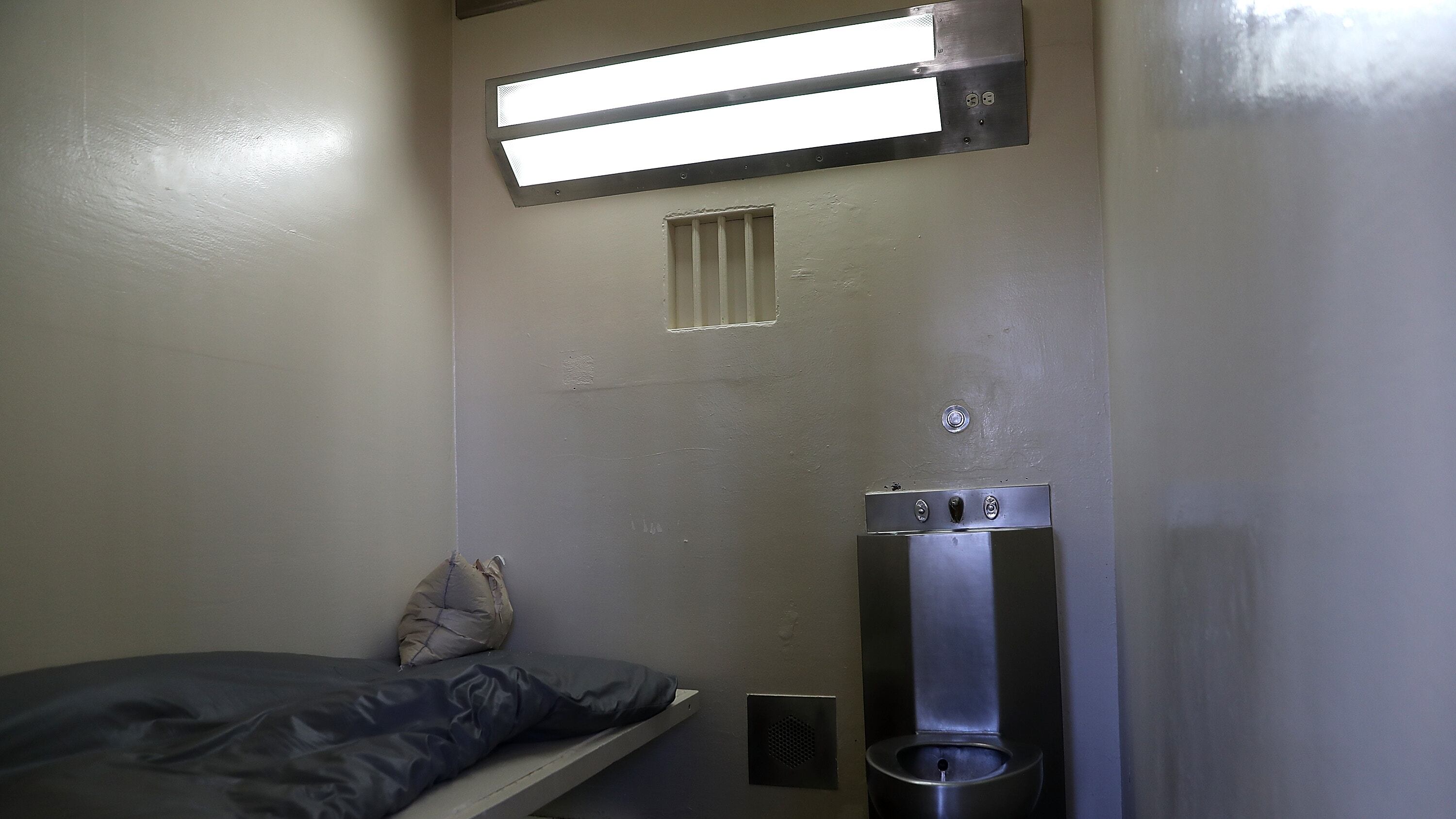 Modena, detenuto gambiano dà fuoco a materasso e intossica 8 agenti