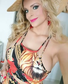 Francesca Cipriani, seno in mostra al mare 24