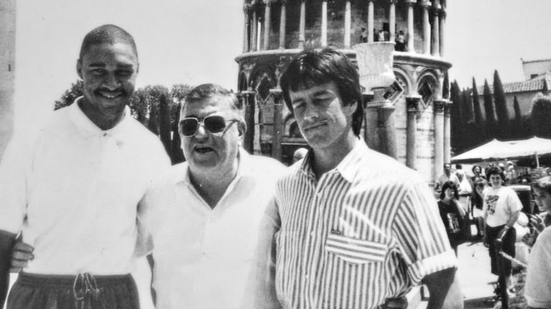 Romeo Anconetani sotto la torre pendente con Elliot e Dunga