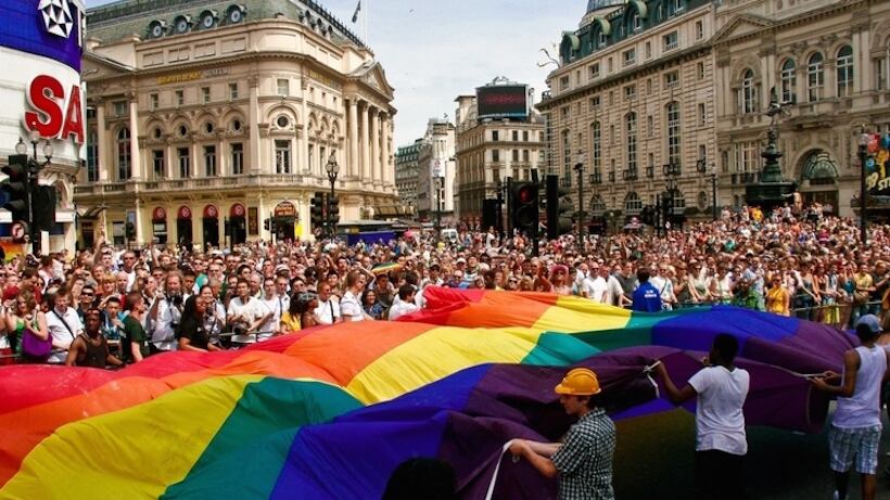 Regno Unito, medico licenziato per rifiuto dei pronomi transgender