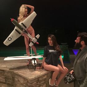 Poker, soldi e donne nude: è Dan Bilzerian il re di Instagram 19