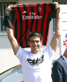 L'arrivo di Kakà a Linate accolto dall'abbraccio dei tifosi 13
