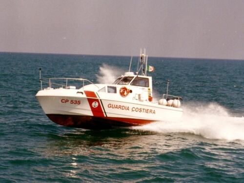 Si ribalta barcone davanti a Lampedusa: recuperati oltre 140 immigrati