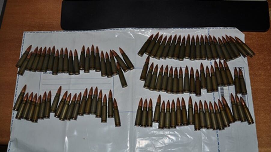 Busta sospetta nel catanese: pistola, munizioni e chili di droga