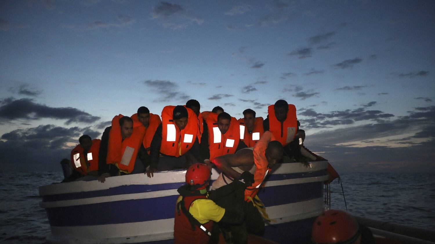 "Scortati fino alle navi delle Ong" Ecco le nuove rotte degli scafisti