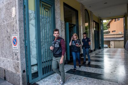 Milano, mamma e figlia precipitano dall'ottavo piano 7