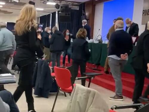 Insulti e spintoni: il blitz dei medici no vax all'assemblea dell'Ordine di Roma