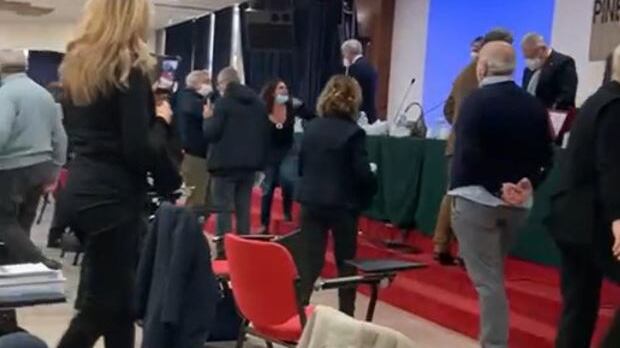 Insulti e spintoni: il blitz dei medici no vax all'assemblea dell'Ordine di Roma