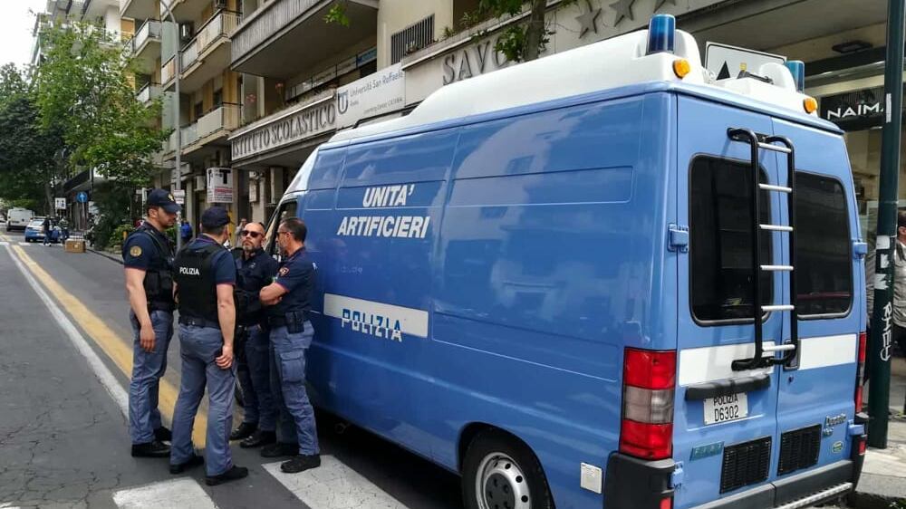 Artificieri fanno brillare una bomba in piazza: due feriti per le schegge