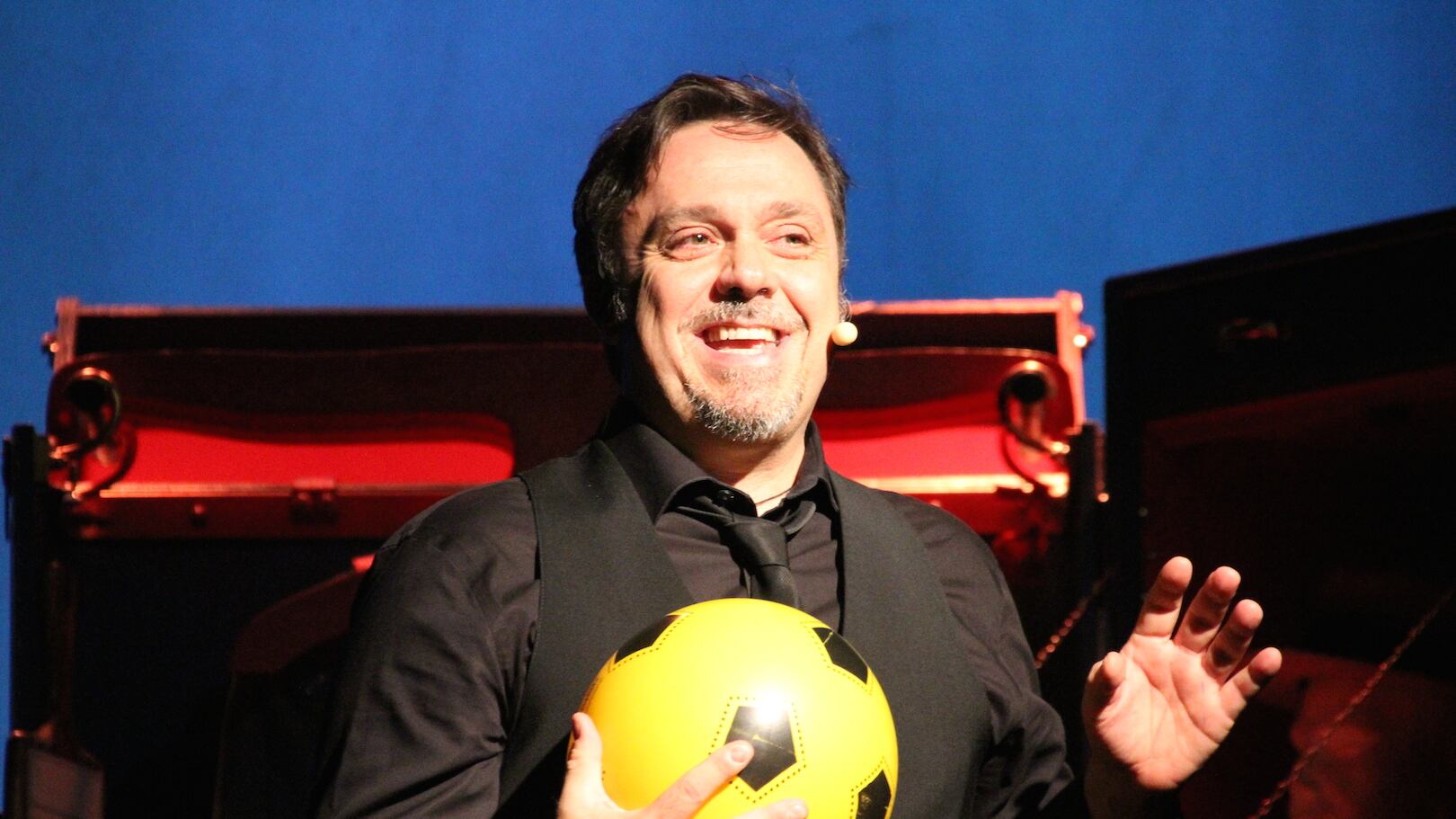 Arriva "Mi piace" di Gabriele Cirilli e il telefonino diventa una gag