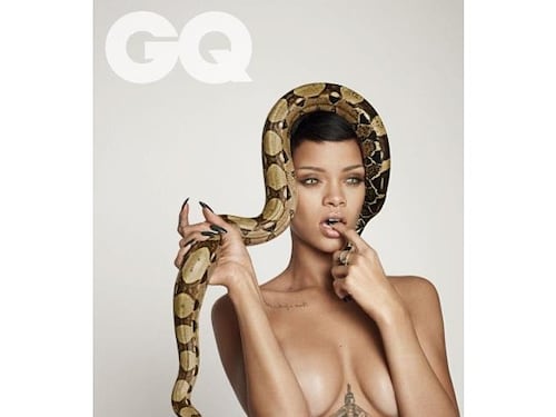 Sexy e scandalosa, Rihanna nuda tra due pitoni