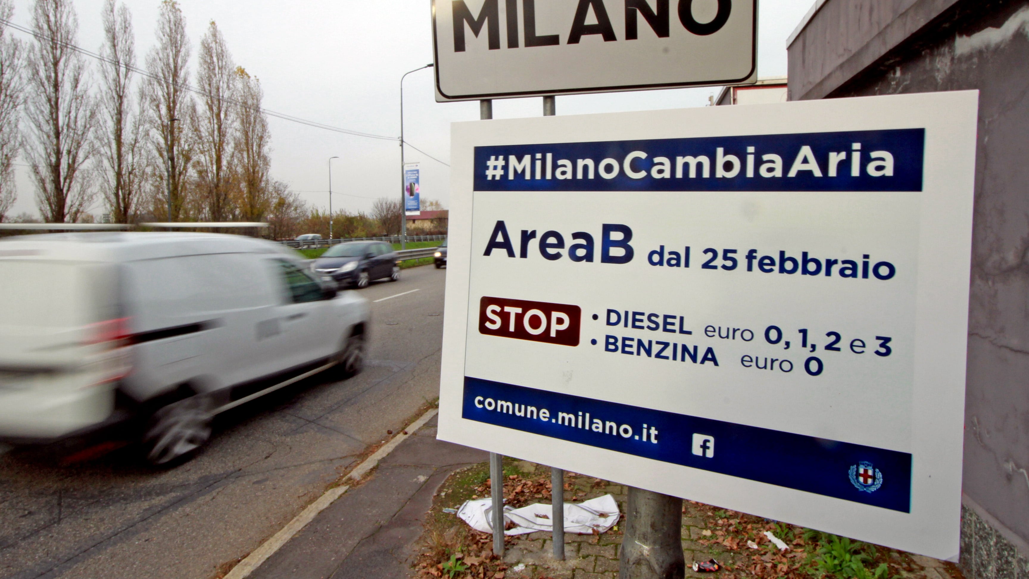 Area B, ambulanti in piazza pretendono deroghe