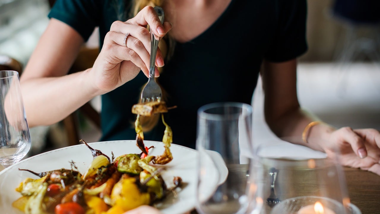 Vende rose al ristorante, poi diventa chef. Il gestore: "Una scoperta"