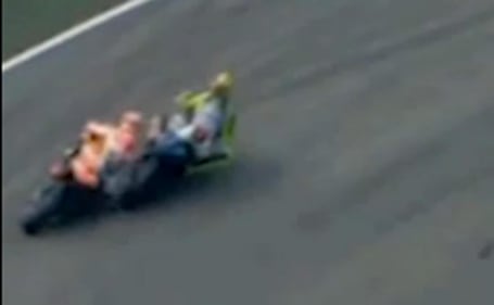 La fotosequenza dello scontro tra Rossi e Marquez 2