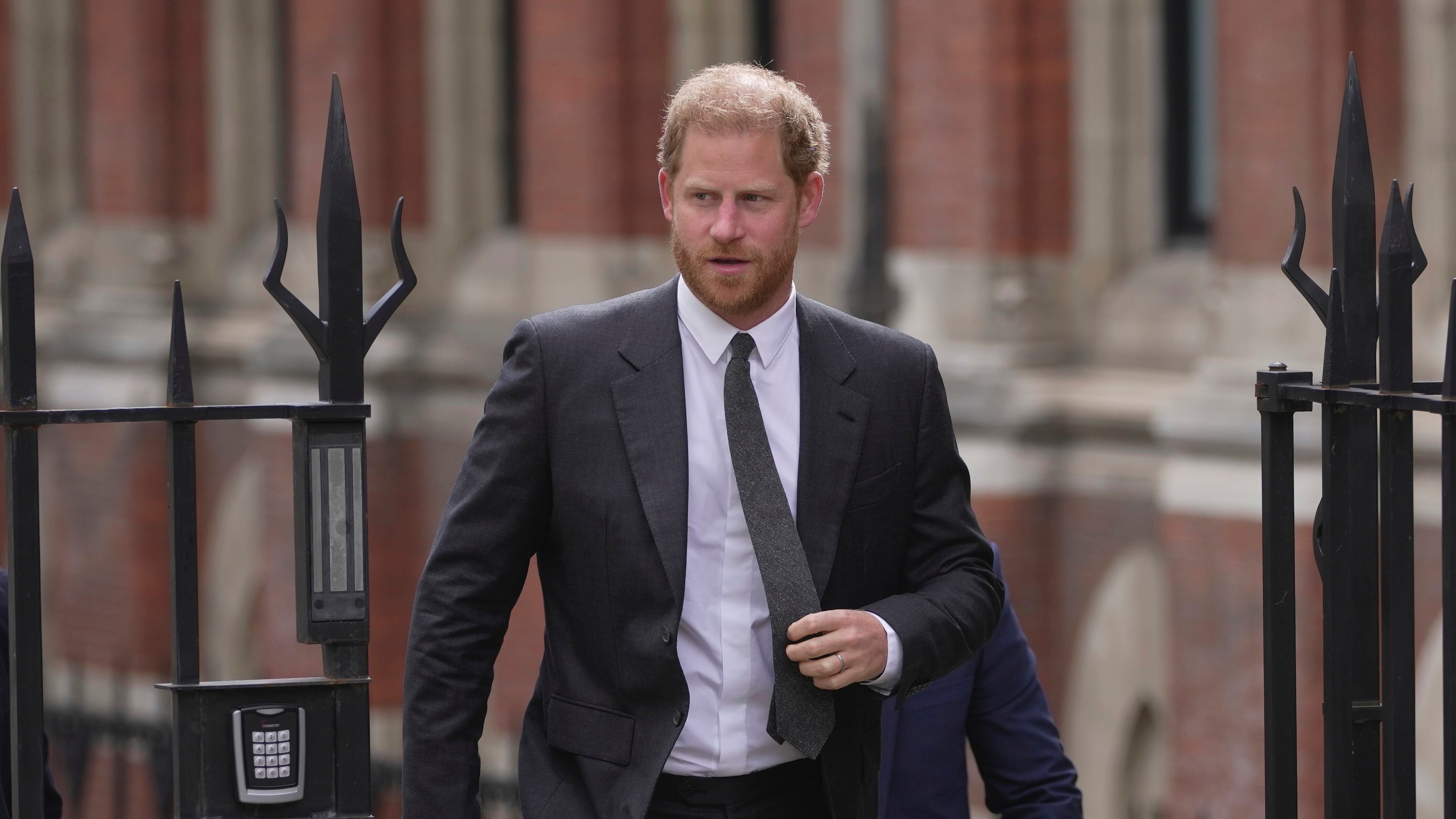Harry arrivato a Londra da solo: perché non incontrerà Re Carlo III