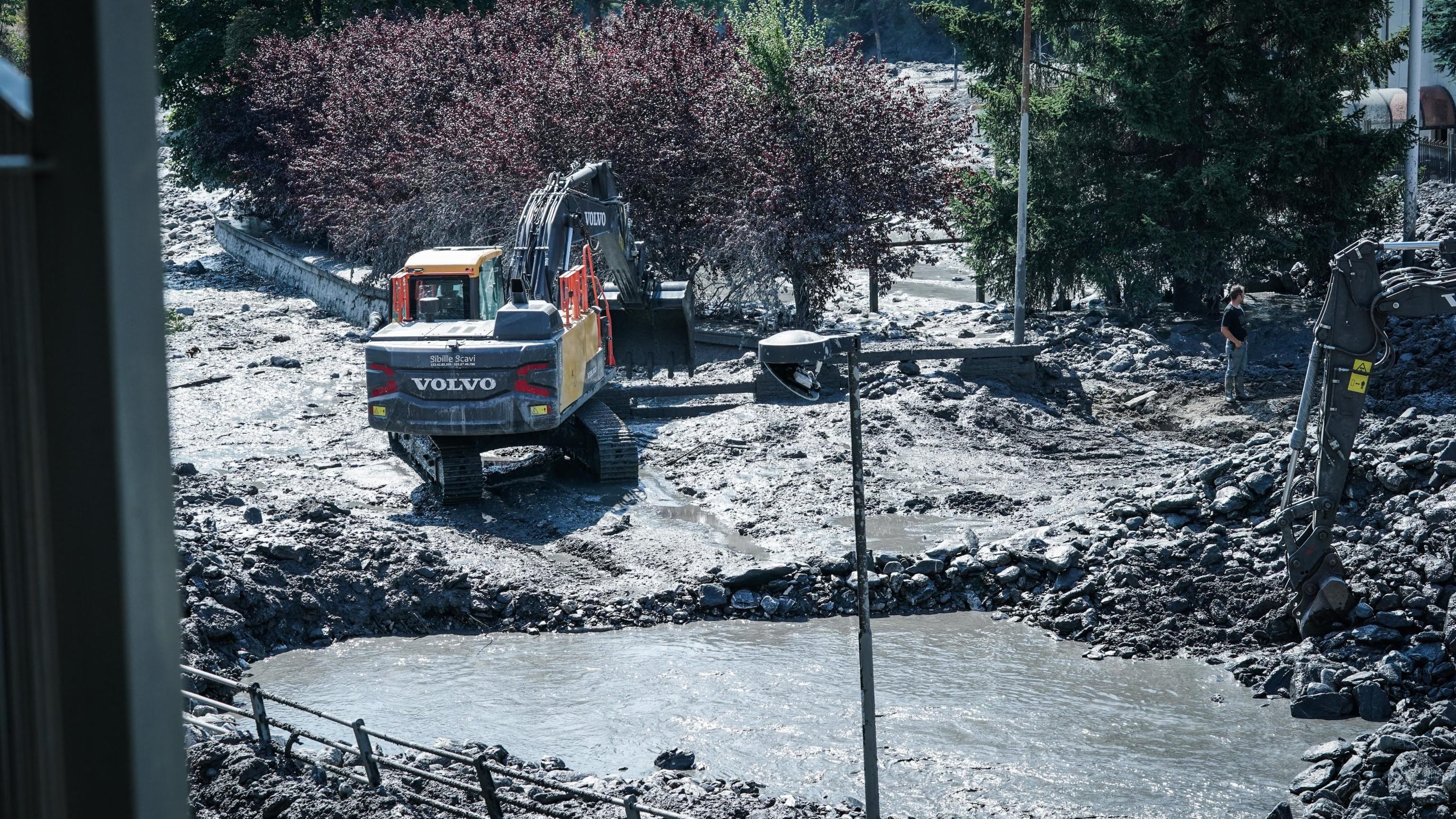Un'onda di fango e detriti investe Bardonecchia. "Ora stato d'emergenza"